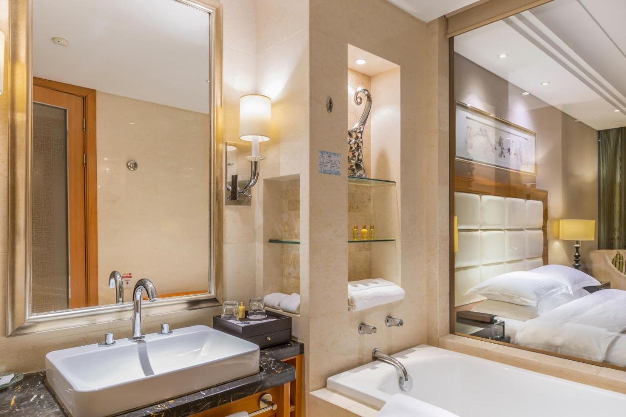 Отель Wyndham Xinyang Downtown Экстерьер фото