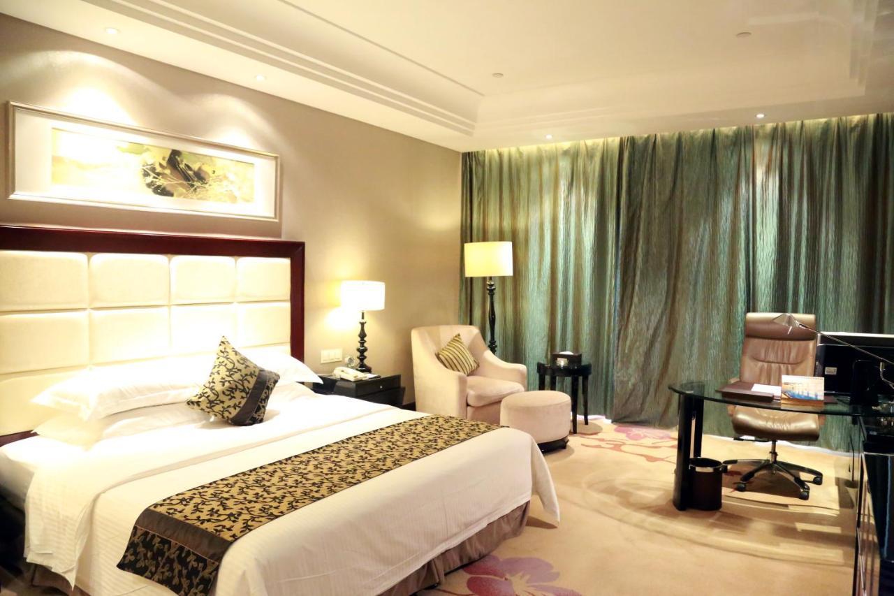 Отель Wyndham Xinyang Downtown Экстерьер фото