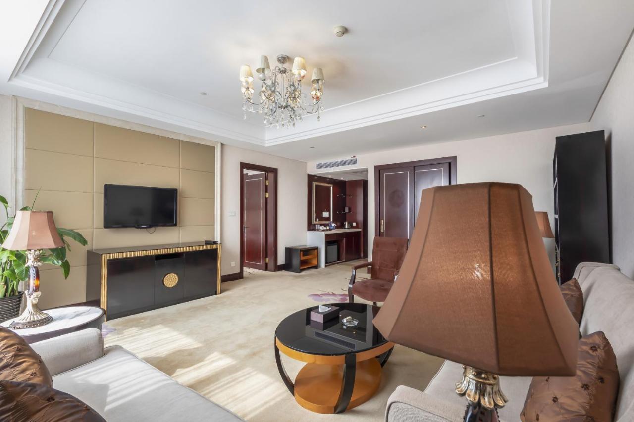 Отель Wyndham Xinyang Downtown Экстерьер фото