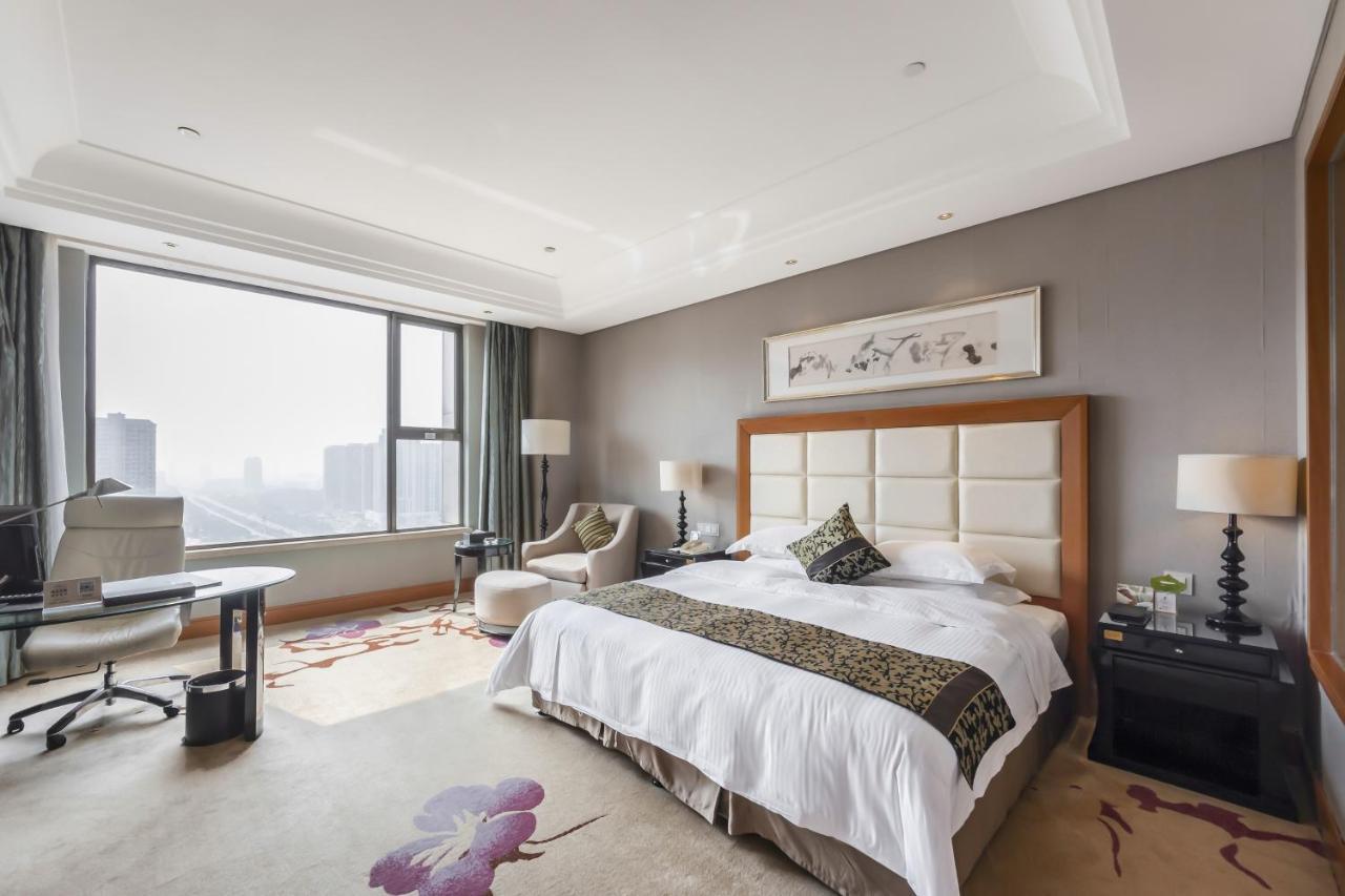 Отель Wyndham Xinyang Downtown Экстерьер фото