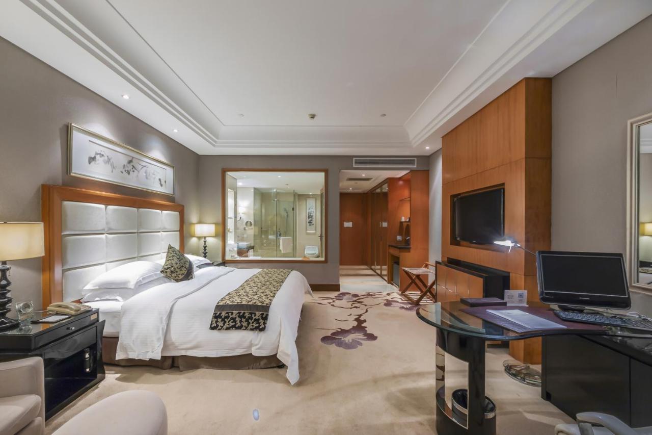 Отель Wyndham Xinyang Downtown Экстерьер фото