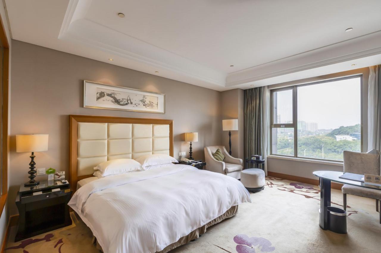 Отель Wyndham Xinyang Downtown Экстерьер фото