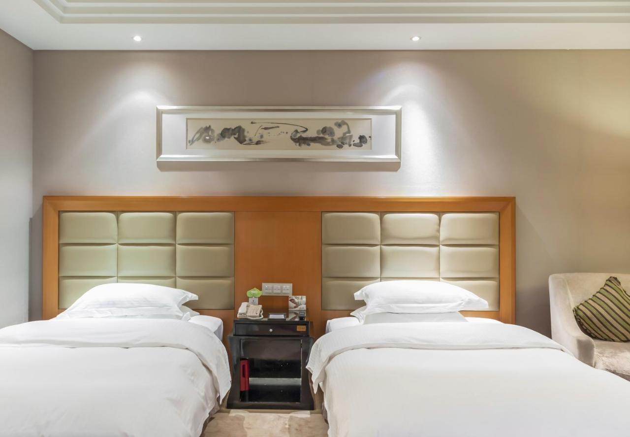 Отель Wyndham Xinyang Downtown Экстерьер фото