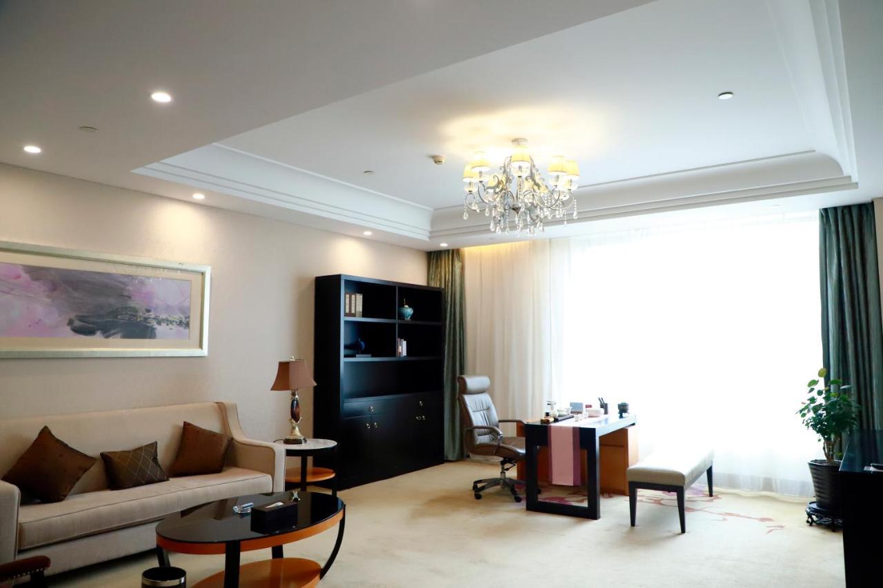 Отель Wyndham Xinyang Downtown Экстерьер фото