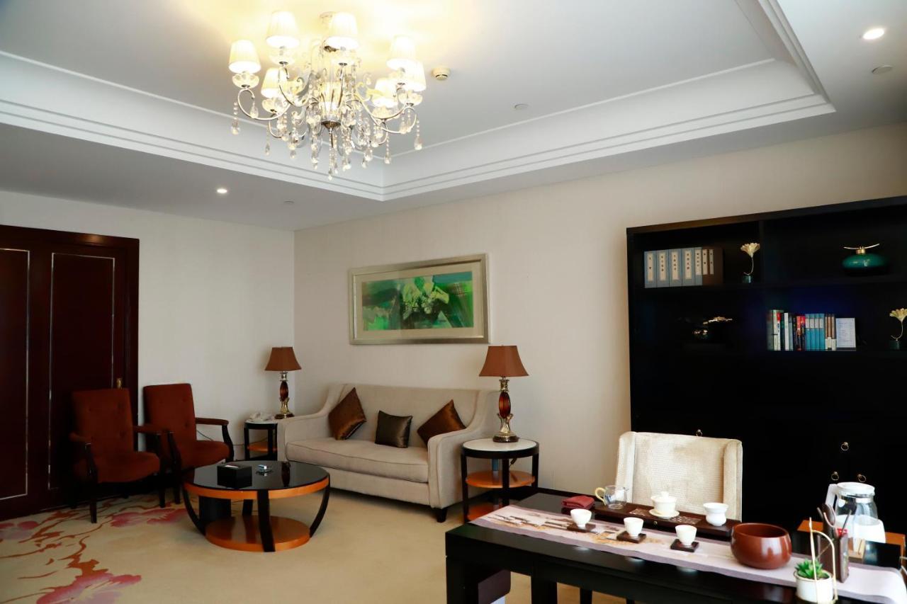 Отель Wyndham Xinyang Downtown Экстерьер фото