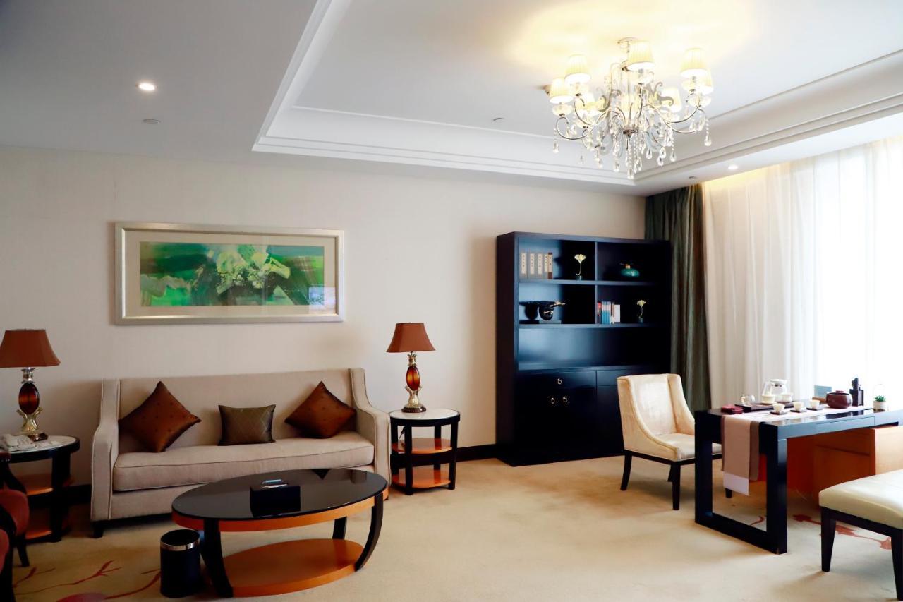 Отель Wyndham Xinyang Downtown Экстерьер фото