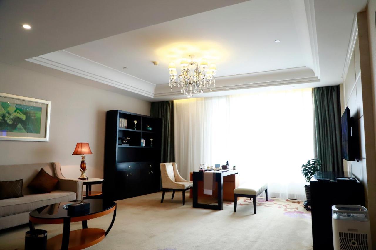 Отель Wyndham Xinyang Downtown Экстерьер фото