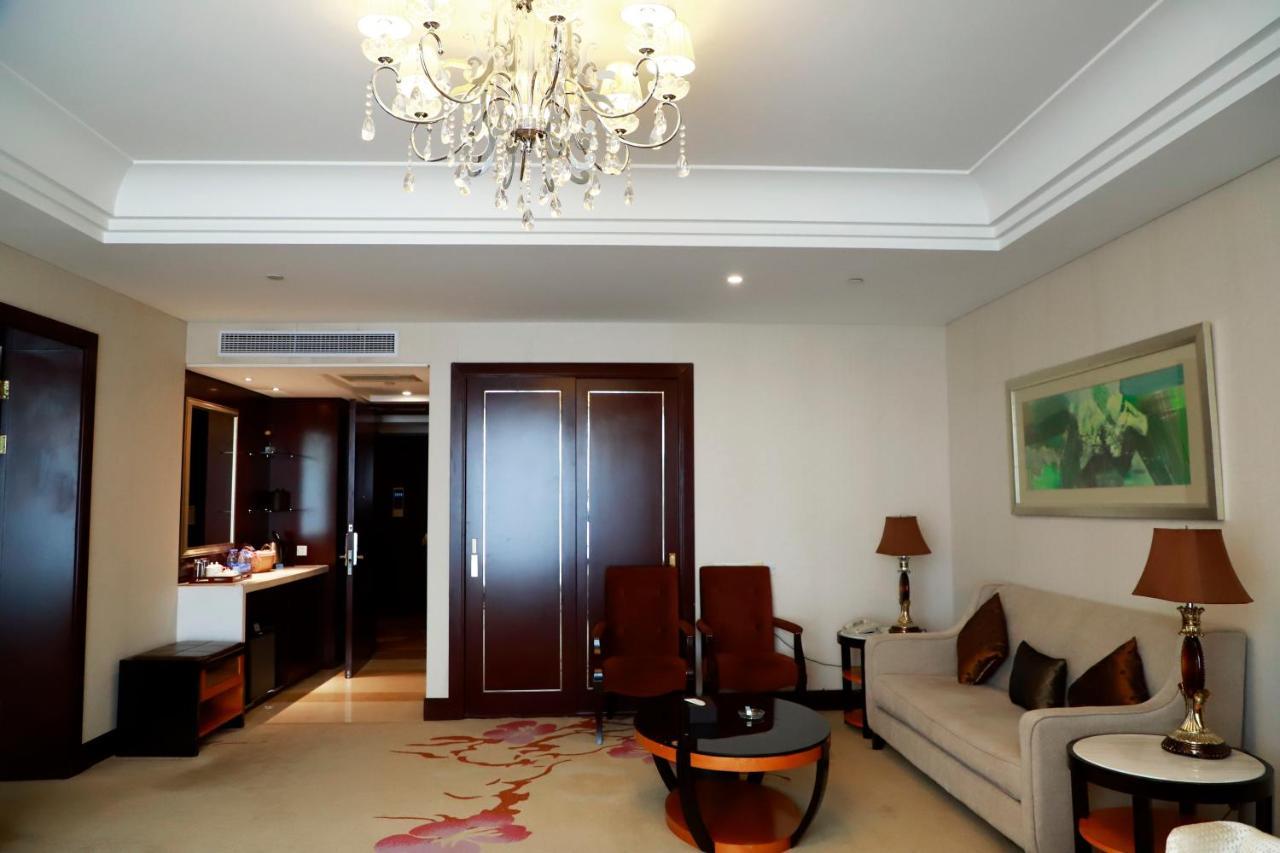 Отель Wyndham Xinyang Downtown Экстерьер фото