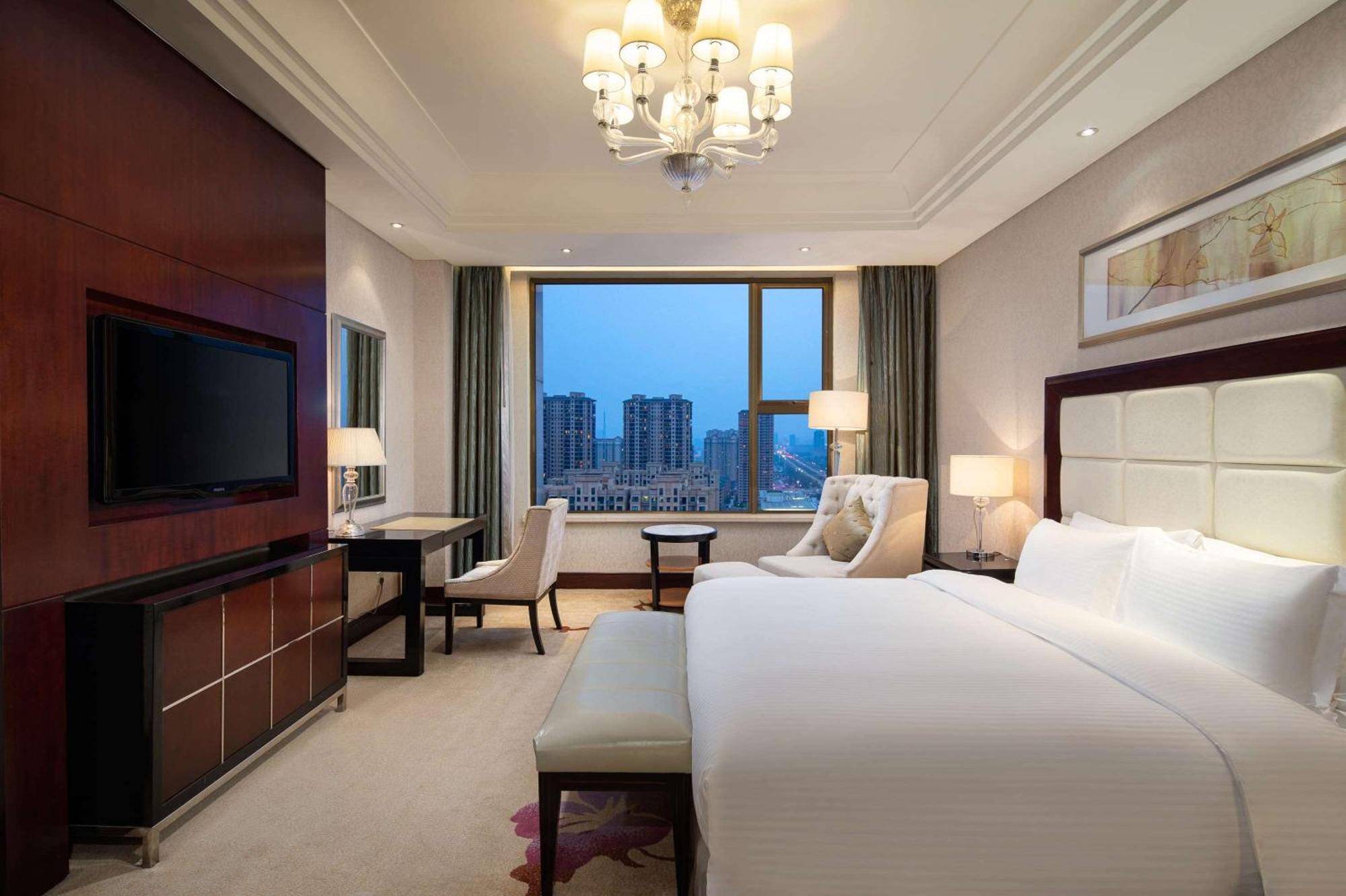 Отель Wyndham Xinyang Downtown Экстерьер фото