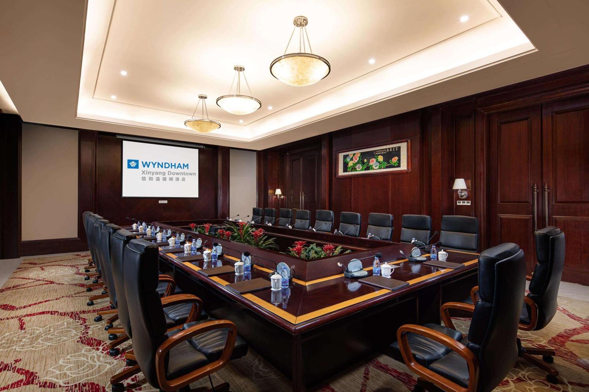 Отель Wyndham Xinyang Downtown Экстерьер фото