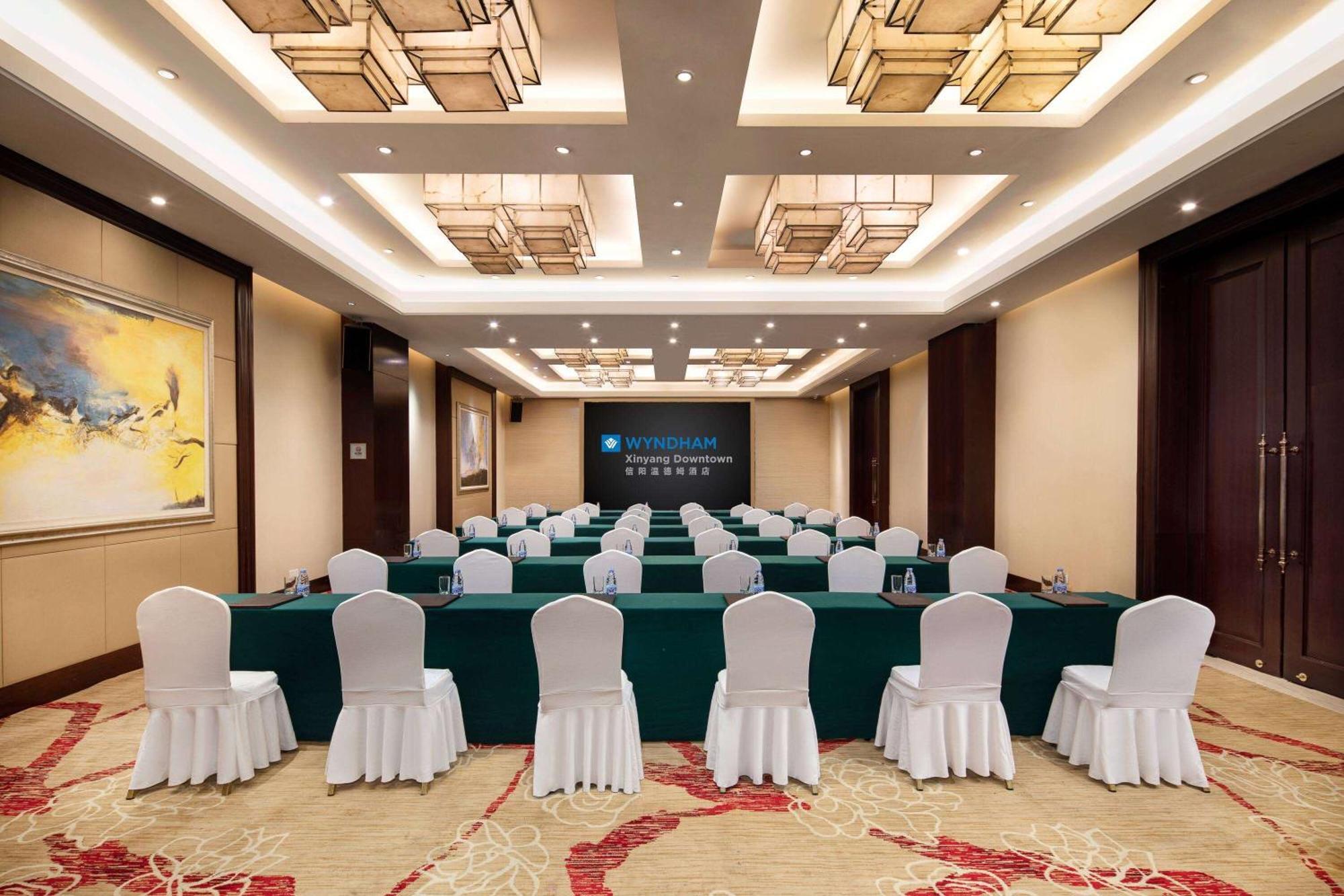 Отель Wyndham Xinyang Downtown Экстерьер фото